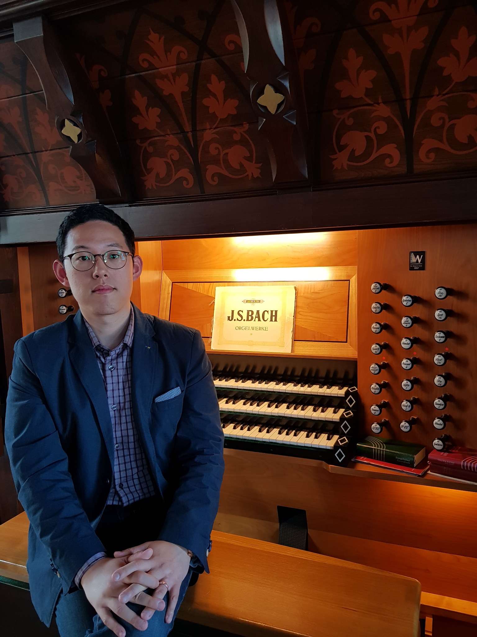 Yohan Chung seated at an organ console